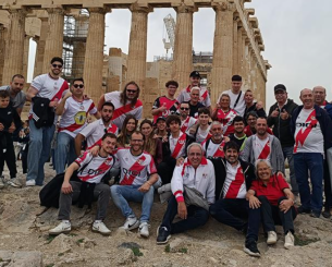 Στην Ακρόπολη πριν από την «Allwyn Arena» οπαδοί της Ράγιο Βαγιεκάνο (video)