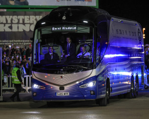 Δεν τους άφησαν να κοιμηθούν: Οπαδοί της Μπάγερν ξύπνησαν τους παίκτες της Ρεάλ με πυροτεχνήματα (video)