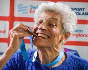 Έχει 11 δισέγγονα και πάνω από 100 ρεκόρ στην κολύμβηση - Η απίθανη ιστορία της 95χρονης Τζέιν Άσερ