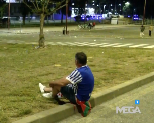 Αυτό θα πει θυσία - Πατέρας έμεινε εκτός τελικού για να μπει στο γήπεδο η σύζυγος και η κόρη του (video)