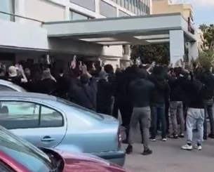 Οπαδοί του ΠΑΟΚ αποθέωσαν την αποστολή στο ξενοδοχείο πριν το ντέρμπι με την ΑΕΚ (video)
