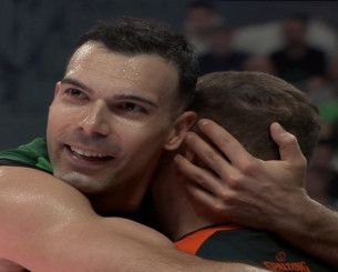 Η αγκαλιά του Σλούκα με τον διαιτητή στο Παναθηναϊκός - Μονακό