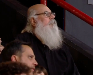 Η Μεγάλη Εβδομάδα συνεχίστηκε στο ΣΕΦ: Παπάς άφησε την εκκλησία για να δει το ματς του Ολυμπιακού