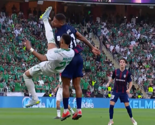 Σοκ με πρώην παίκτη του ΠΑΟΚ: Δέχθηκε κλωτσιά στο κεφάλι κι έπεσε αναίσθητος μέσα στο γήπεδο (video)