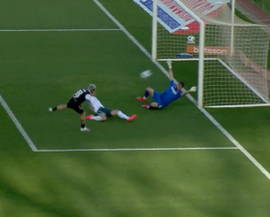 Ο Λοντίγκιν πραγματοποίησε απίθανη τριπλή απόκρουση (video)