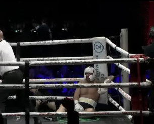 Τι το 'θελε το μποξ; Αστέρι της Premier League μπήκε στο ρινγκ και «έφαγε» αλύπητο ξύλο (video)