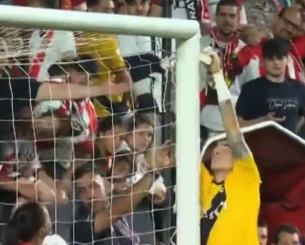 Μήπως είναι όντως «κοτέτσι»; Ο τερματοφύλακας της Ράγιο έδεσε με ταινία τα δίχτυα στο τέρμα του (video)