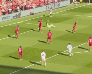 Ο γκολκίπερ της Λίβερπουλ τραυματίστηκε, η Πάλας συνέχισε το παιχνίδι και σκόραρε σε άδεια εστία (video)