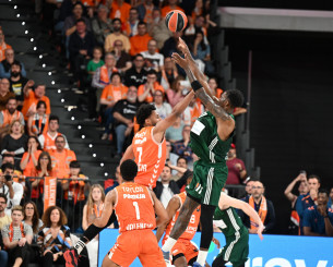 Το απίθανο buzzer beater του Χέιζ-Ντέιβις στην κορυφή του Top 10 της EuroLeague (video)