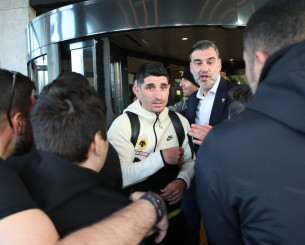 «Νάτοι νάτοι οι πρωταθλητές» - Οπαδοί της ΑΕΚ αποθέωσαν την αποστολή στο ξενοδοχείο