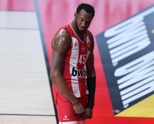 Με Χολ, Μιλουτίνοφ και Χέιζ-Ντέιβις το Top 10 των Game 1 στα playoffs της EuroLeague