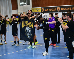 Ομάδα και κόσμος έγιναν «ένα»: Οι πανηγυρισμοί της ΑΕΚ μετά τη πρόκριση (video)