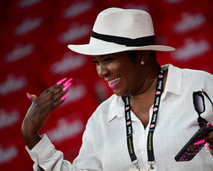 Σούπερ σταρ η μαμά Τζόουνς - Η τρομερή εμφάνισή της στο ΣΕΦ