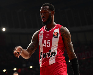 Τρομακτικός Ντόντα Χολ: «Σκέπασε» το καλάθι με τρεις τάπες σε πέντε λεπτά (video)