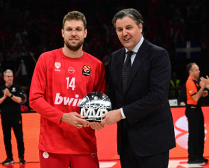Ο Μποντίρογκα βράβευσε στο ΣΕΦ τον MVP της Euroleague Σάσα Βεζένκοφ