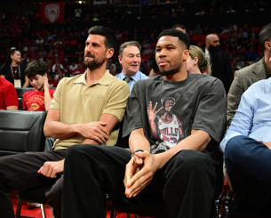 Ο Αντετοκούνμπο στο ΣΕΦ με t-shirt του Τζόρνταν - Τι απεικονίζει και από πότε είναι το στιγμιότυπο