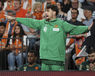 Ένταση στη «Roig Arena»: Αντικείμενο έπεσε στον πάγκο του Παναθηναϊκού από την κερκίδα