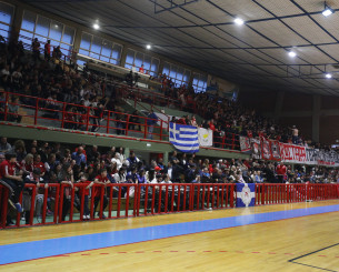 Καταγγελίες της ΑΕΚ για την έδρα του Ολυμπιακού: «Μπουκάλια, αντεθνικά συνθήματα και ρατσιστικά επιφωνήματα»