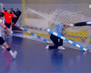 Απίστευτο σκηνικό: Το τέρμα έπεσε πάνω στον τερματοφύλακα του ΠΑΟΚ (video)