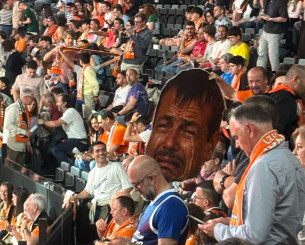 Πλακάτ φίλου της Βαλένθια με... κλαμμένο Αταμάν