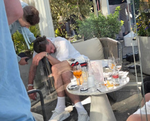 «Βγήκε για ένα ποτό και να τα αποτελέσματα»: Ο σταρ της Premier League που τον πήρε ο ύπνος σε μπαρ απόγευμα