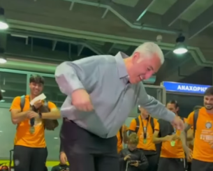 Νύχτα ξελογιάστρα - Το ζεϊμπέκικο του Μπούση στο αεροδρόμιο (video)