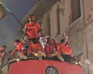 Σημαιοφόρος στην παρέλαση του ΟΦΗ ο Φούντας με γυαλιά του σκι! - Το video του Athletiko