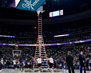 Η μάσκοτ των Νάγκετς έβγαλε το καλάθι της χρονιάς ισορροπώντας σε δύο σκάλες (video)