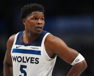 «Χοντρό» πρόβλημα για τους Τίμπεργουλβς με Έντουαρντς: Υπερέκταση στο γόνατο και απουσία αρκετών εβδομάδων