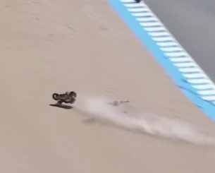 Τρομακτικό ατύχημα για τον Μαρκ Μάρκεθ - Κόπηκε στα δύο η Ducati του (video)