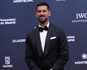 Όλοι κοιτούσαν τον Τζόκοβιτς: Το κόσμημα του Σέρβου που θάμπωσε τους πάντες στα Laureus Awards (photo)