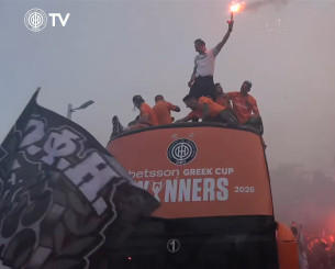 Ο Κόντης με καπνογόνο στην οροφή του πούλμαν! - Τι ζήτησε από τους οπαδούς του ΟΦΗ (video)