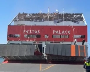 «Τρέλα» στο λιμάνι του Ηρακλείου: Οι φίλαθλοι του ΟΦΗ με συνθήματα και καπνογόνα πάνω στα πλοία (video)