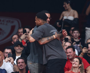 Η θερμή αγκαλιά ανάμεσα σε Αντετοκούμπο και Κούζμα (video)