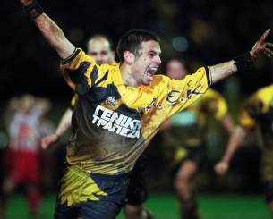 Στο Μουσείο της ΑΕΚ η λασπωμένη φανέλα του Ντέμη από το ιστορικό ντέρμπι με τον Ολυμπιακό το 1997 (photo)