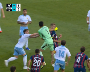 Ο τερματοφύλακας της Σαραγόσα έριξε μπουνιά σε αντίπαλο που θα ζήλευε και ο Μεϊγουέδερ (video)