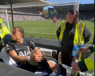 Ο Τσάβι Σίμονς τα «έβαλε» με οπαδό της Γουλβς, ενώ ήταν πάνω στο φορείο (video)