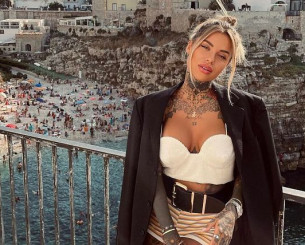 «Καυτές» στιγμές σε γιοτ και πάρτι με συνοδούς πολυτελείας - Η εντυπωσιακή WAG θα συγχωρέσει τον άσο της μπάλας;