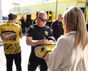 Χαμόγελα, φωτογραφίες και αυτόγραφα στην αναχώρηση της ΑΕΚ για τη Θεσσαλονίκη
