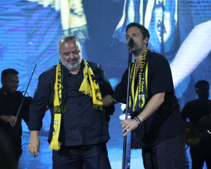 Ο Ηλιόπουλος φόρεσε κασκόλ της ΑΕΚ στον Αργυρό (video)
