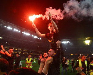 Τρομερό σκηνικό: Ο Πενράις πανηγύρισε το πρωτάθλημα με καπνογόνο, πάνω στους ώμους οπαδού της ΑΕΚ