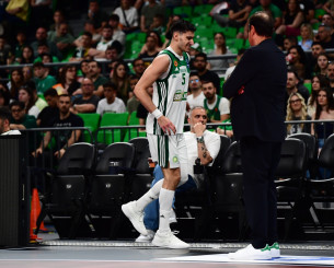 Αγωνία στον Παναθηναϊκό: Στα αποδυτήρια μετά τον τραυματισμό στον αστράγαλο ο Καλαϊτζάκης
