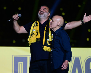 Αυτό είναι το τραγούδι για το πρωτάθλημα της ΑΕΚ - Το τραγούδησε ο Μάριος Ηλιόπουλος στη φιέστα (video)