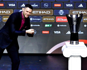 Eyes on the prize: Ο Παπανικολάου δίπλα στο τρόπαιο της Euroleague