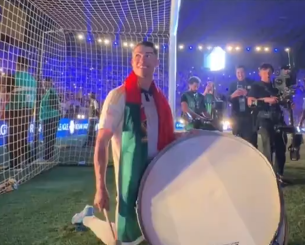 Πανευτυχής για την κούπα ο Κριστιάνο Ρονάλντο - Πήρε τύμπανο και έκανε κερκίδα με τους οπαδούς
