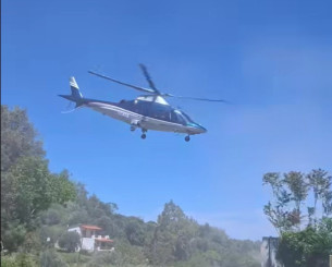 Η στιγμή που το ελικόπτερο του Ηλιόπουλου απογειώνεται από την Κύμη με προορισμό τη φιέστα της ΑΕΚ! (video)
