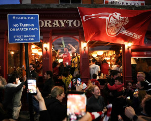 Oι πανηγυρισμοί των οπαδών της Άρσεναλ στις pub του Λονδίνου για την κατάκτηση της Premier League (video)