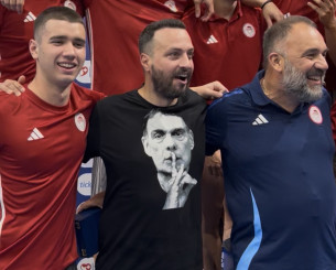 Η μπλούζα Μπαρτζώκα που «έκλεψε» την παράσταση στους πανηγυρισμούς του Ολυμπιακού στην κολύμβηση!