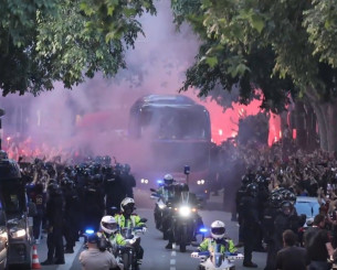 Χάος πριν το Clasico: Οπαδοί της Μπαρτσελόνα πέταξαν αντικείμενα στο πούλμαν της ομάδας τους (video)