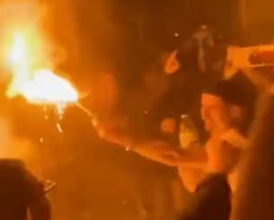 Αποθεώθηκε η αποστολή της ΑΕΚ και στην Αθήνα - Με καπνογόνο στο χέρι ο Μάνταλος (video)
